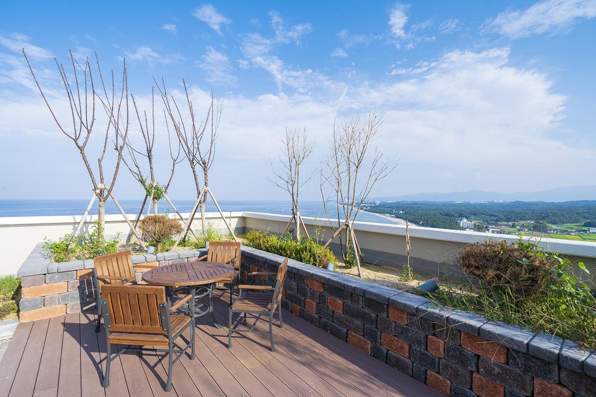 Gangneung Chonpines Ocean Suites Hotel Exterior photo